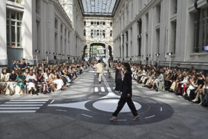 Desfile de la firma Pedro del Hierro en el marco de la Mercedes-Benz Madrid Fashion Week, este miércoles, en la Galería de Cristal Palacio Cibeles, en Madrid. EFE/ FERNANDO VILLAR