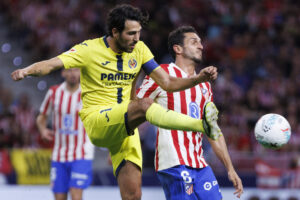 El centrocampista del Villarreal Dani Parejo (i) juega un balón ante Koke Resurrección, del Atlético, urante el partido de la cuarta jornada de LaLiga de fútbol que Atlético de Madrid y Villarreal CF disputaRON en el estadio Metropolitano. EFE/Sergio Pérez