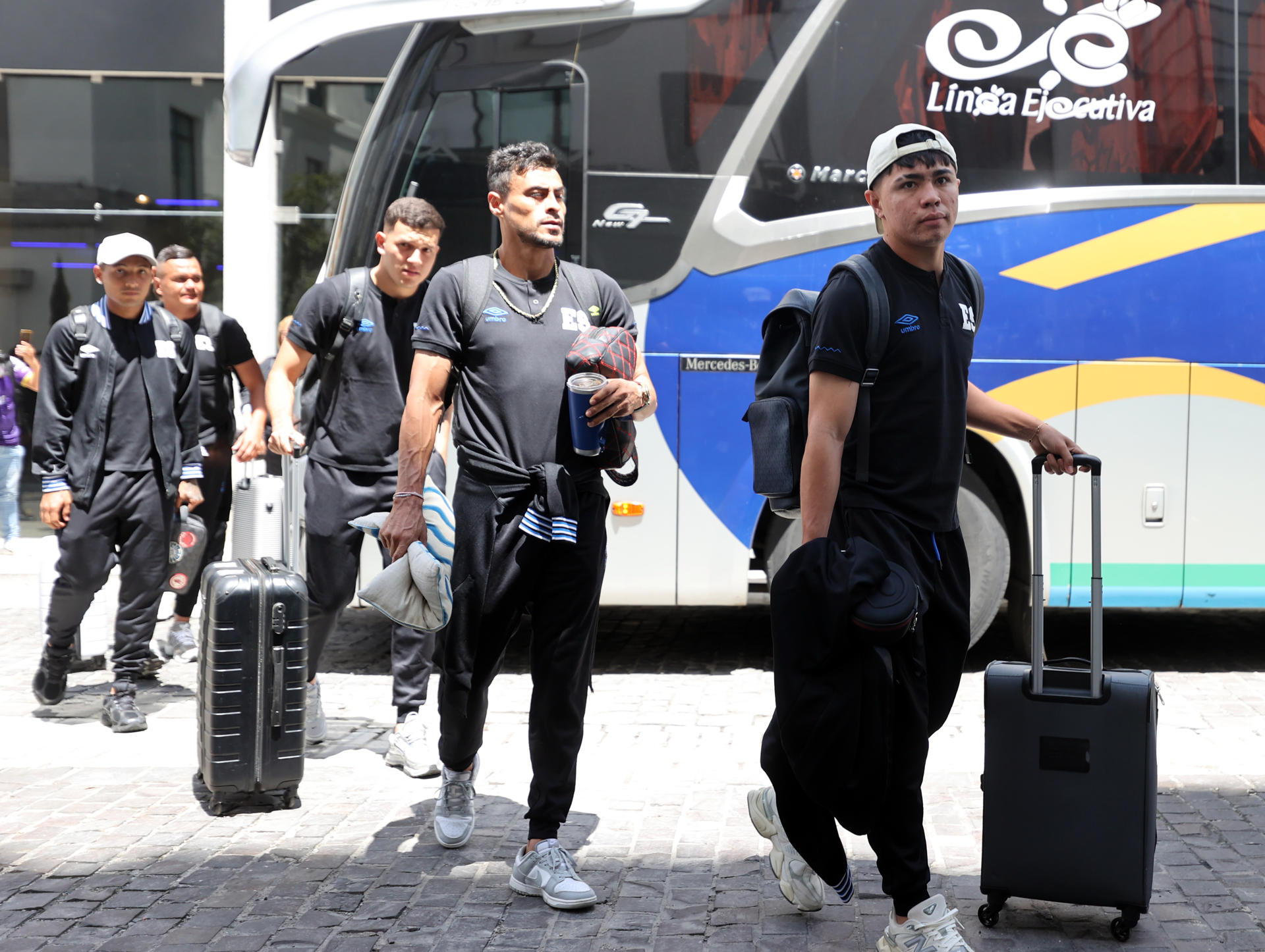 Jugadores de la selección de fútbol de El Salvador llegan al hotel AC Guatemala en Ciudad de Guatemala (Guatemala). EFE/ Fernando Ruiz
