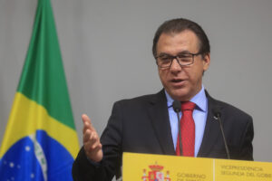 Fotografía de archivo del ministro de Trabajo y Seguridad Social de Brasil, Luiz Marinho, durante una conferencia, en Madrid (España). EFE/Fernando Alvarado