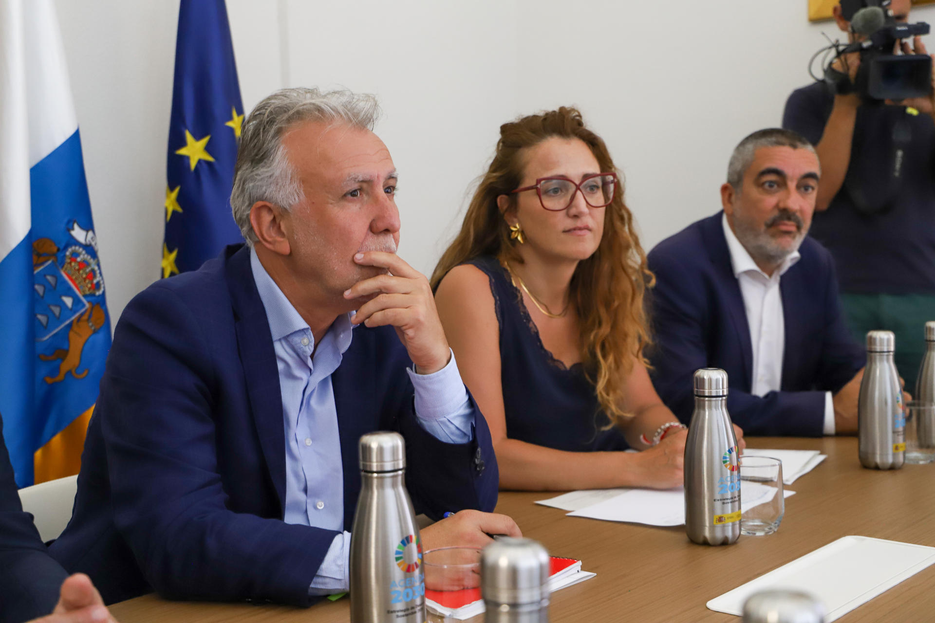 SANTA CRUZ DE LA PALMA (ESPAÑA).- El ministro de Política Territorial, Ángel Víctor Torres,(i) en agosto de 2025 en una reunión con la Asociación para la Recuperación de la Memoria Histórica de La Palma. EFE / Luis G Morera