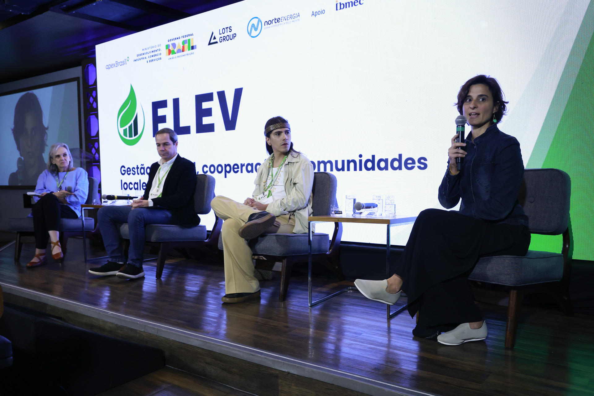 De izquierda a derecha, la corresponsal de Medio Ambiente de Valor Económico, Daniela Chiaretti, el director Forestal de la ONG Instituto de Manejo y Certificación Forestal y Agrícola (Imaflora), Leonardo Sobral, el indígena guaraní y comunicador del Museo de las Culturas Indígenas de São Paulo Leandro Karaí Mirim, y la coordinadora técnica de la Fundación ProYungas, Estefania Sánchez Cuartielles, participan en el III Foro Latinoamericano de Economía Verde (FLEV) este jueves, en São Paulo (Brasil). EFE/ Sebastiao Moreira