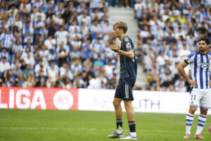 El defensa del Real Madrid Dean Huijsen durante su expulsión en el partido de la jornada 4 de La Liga EA Sports en el estadio Municipal de Anoeta en San Sebastián.- EFE/ Javier Etxezarreta