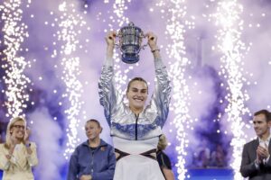 La bielorrusa Aryna Sabalenkalevanta la copa de campeona tras derrotar a la estadounidense Amanda Anisimova durante la final de individuales femeninos del Abierto de Tenis de EE.UU. en el Centro Nacional de Tenis USTA Billie Jean King en Flushing Meadows, Nueva York (EE.UU.). EFE/JOHN G. MABANGLO
