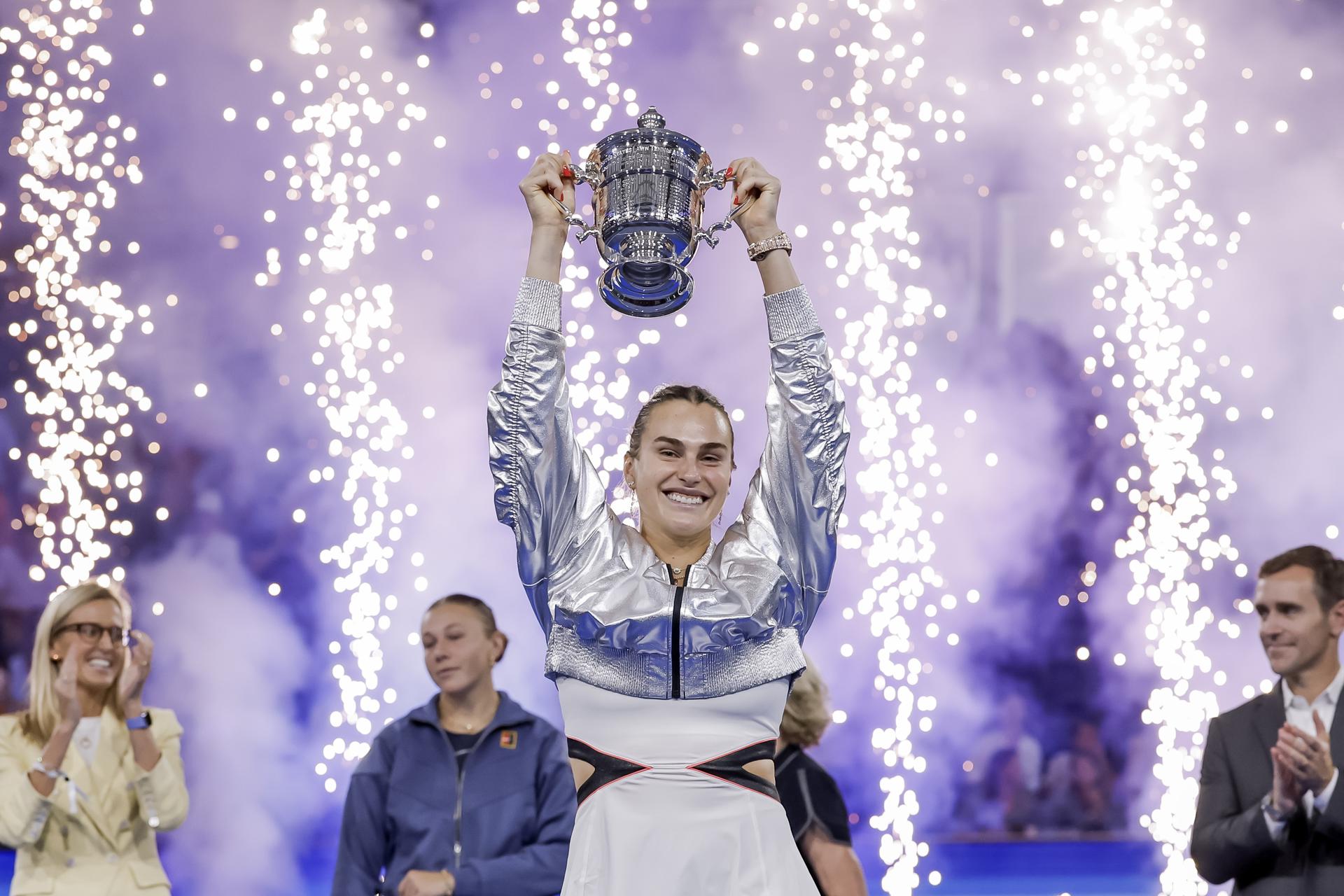 La bielorrusa Aryna Sabalenkalevanta la copa de campeona tras derrotar a la estadounidense Amanda Anisimova durante la final de individuales femeninos del Abierto de Tenis de EE.UU. en el Centro Nacional de Tenis USTA Billie Jean King en Flushing Meadows, Nueva York (EE.UU.). EFE/JOHN G. MABANGLO