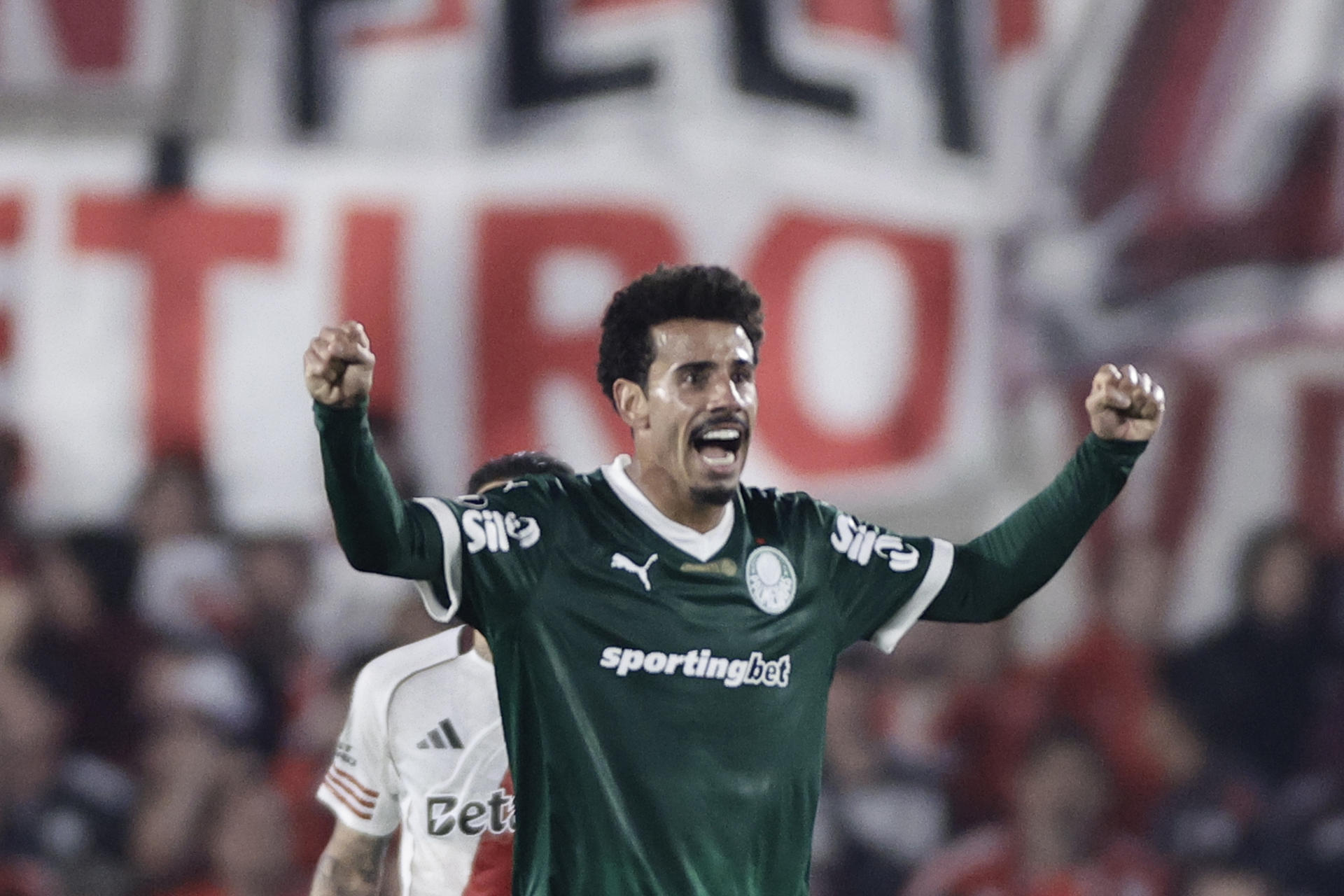 Lucas Evangelista Santana, de Palmeiras, celebra el triunfo de su equipo frente a River Plate en Buenos Aires, en los cuartos de final de la Copa Libertadores. EFE/ Juan Ignacio Roncoroni