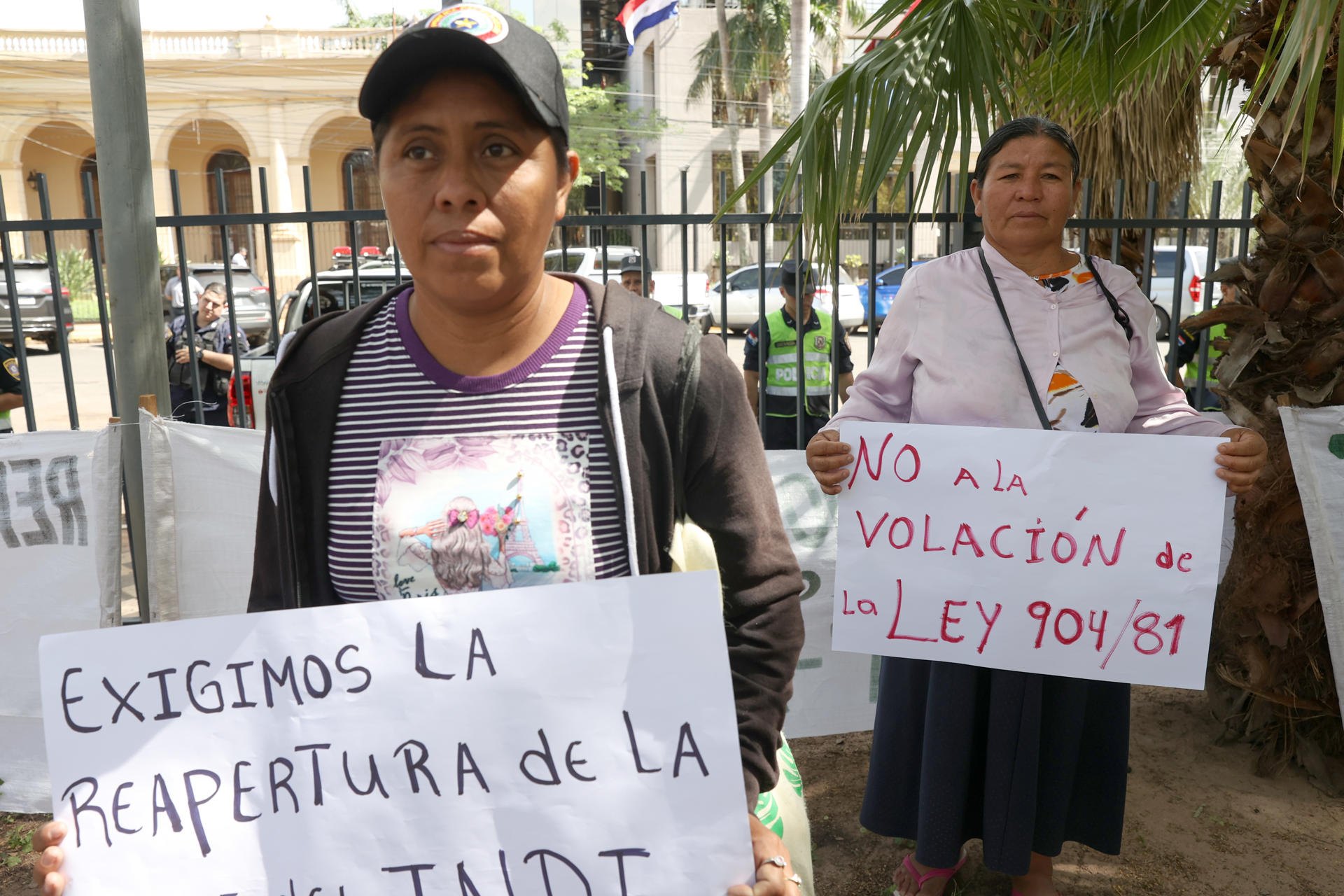 Integrantes de la comunidad indígena Xákmok Kásek, participan en una manifestación este martes, frente al Palacio Legislativo en Asunción (Paraguay). EFE/ Juan Pablo Pino
