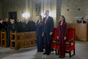 Los reyes y la princesa Leonor presiden el homenaje a los reyes de Navarra y al Reino de Navarra, este viernes en el Monasterio de San Salvador de Leyre, en Yesa. EFE/Villar López POOL