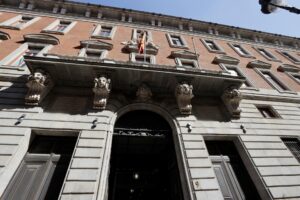 Imagen de archivo de la fachada del Ministerio de Hacienda. EFE/Zipi