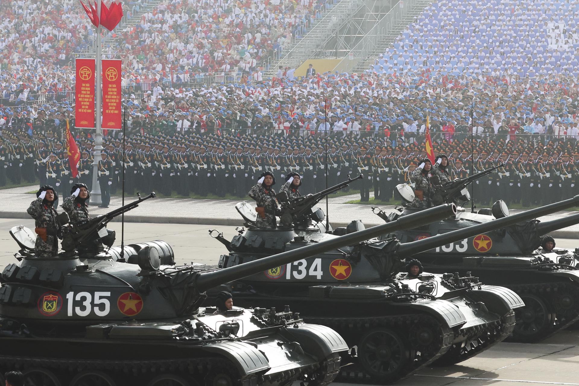 Hanói (Vietnam), 02/09/2025.- Las tropas vietnamitas participan en un desfile militar en Hanói que conmemora el 80 aniversario de la independencia de Vietnam. EFE/EPA/Athit Perawongmetha / POOL