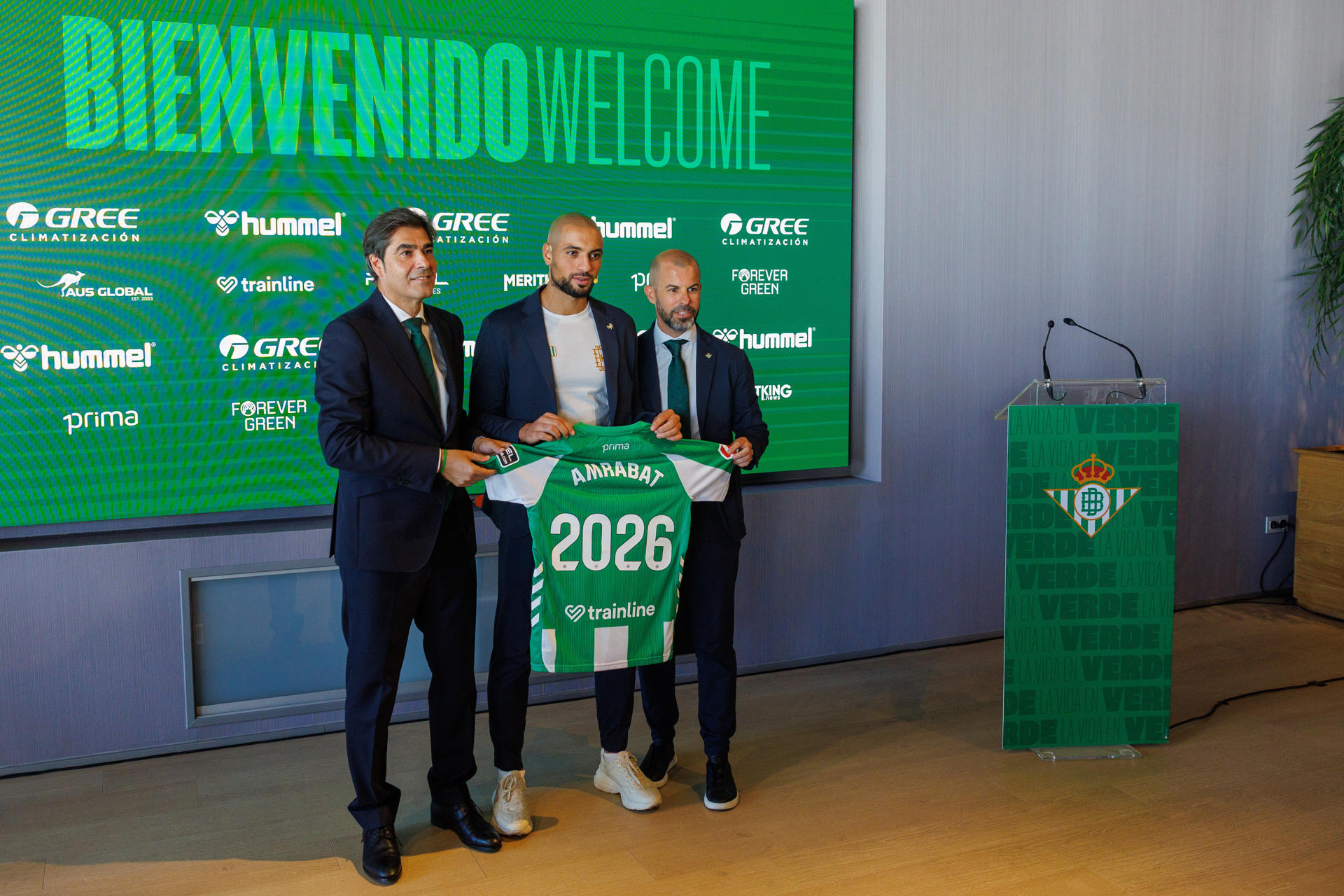 El internacional marroquí Sofyan Amrabat (c), junto al presidente del Real Betis Ángel Haro (i), y el director Deportivo, Manu Fajardo (d), durante el acto de presentación como nuevo jugador del Betis, este lunes en la ciudad deportiva Luis del Sol en Sevilla. EFE/ Julio Muñoz