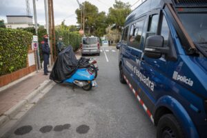 Agentes de la Guardia Civil y de los Mossos d'Esquadra participan en un operativo policial en una imagen de archivo.EFE/ Alberto Estévez