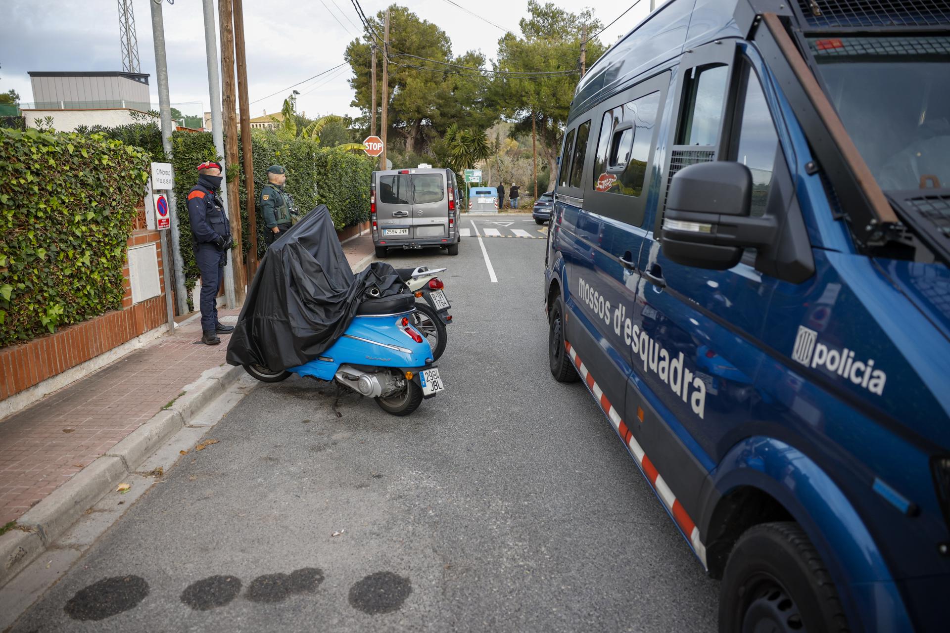 Agentes de la Guardia Civil y de los Mossos d'Esquadra participan en un operativo policial en una imagen de archivo.EFE/ Alberto Estévez