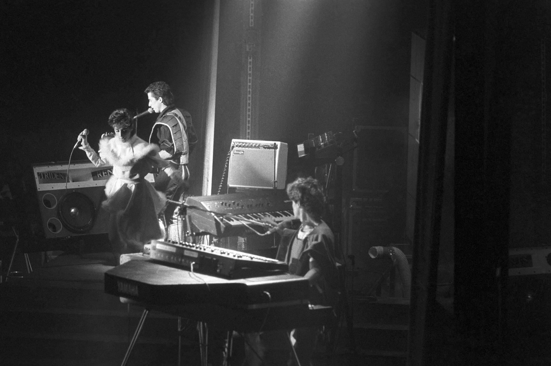 Imagen de archivo del grupo Mecano durante una actuación en el Palacio de los Deportes de Montjuïc. EFE/Julián Martín/aa