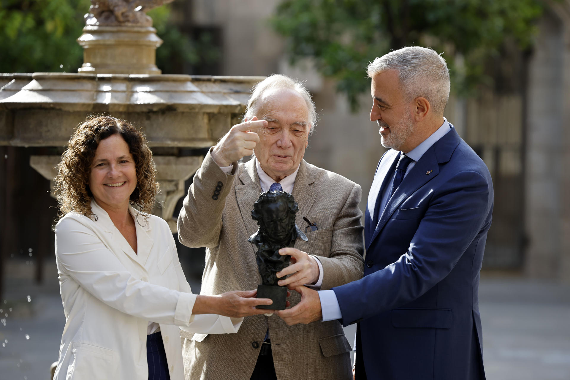 El presidente de la Academia de Cine, Fernando Méndez-Leite, junto al alcalde Barcelona, Jaume Collboni (d), y la consellera de Cultura de la Generalitat, Sònia Hernández (i), durante la presentación este viernes en Barcelona de la 40ª edición de la gala de los premios Goya que se celebrará el 28 de febrero en el Centro de Convenciones Internacional de Barcelona, en el Fòrum de la capital catalana. EFE/Alberto Estévez