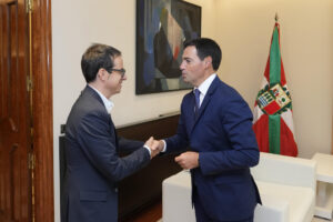 El lehendakari Imanol Pradales (d) ha concluido este martes su ronda de partidos en el encuentro con el dirigente de EH Bildu Pello Otxandiano (i). EFE/ Adrián Ruiz Hierro
