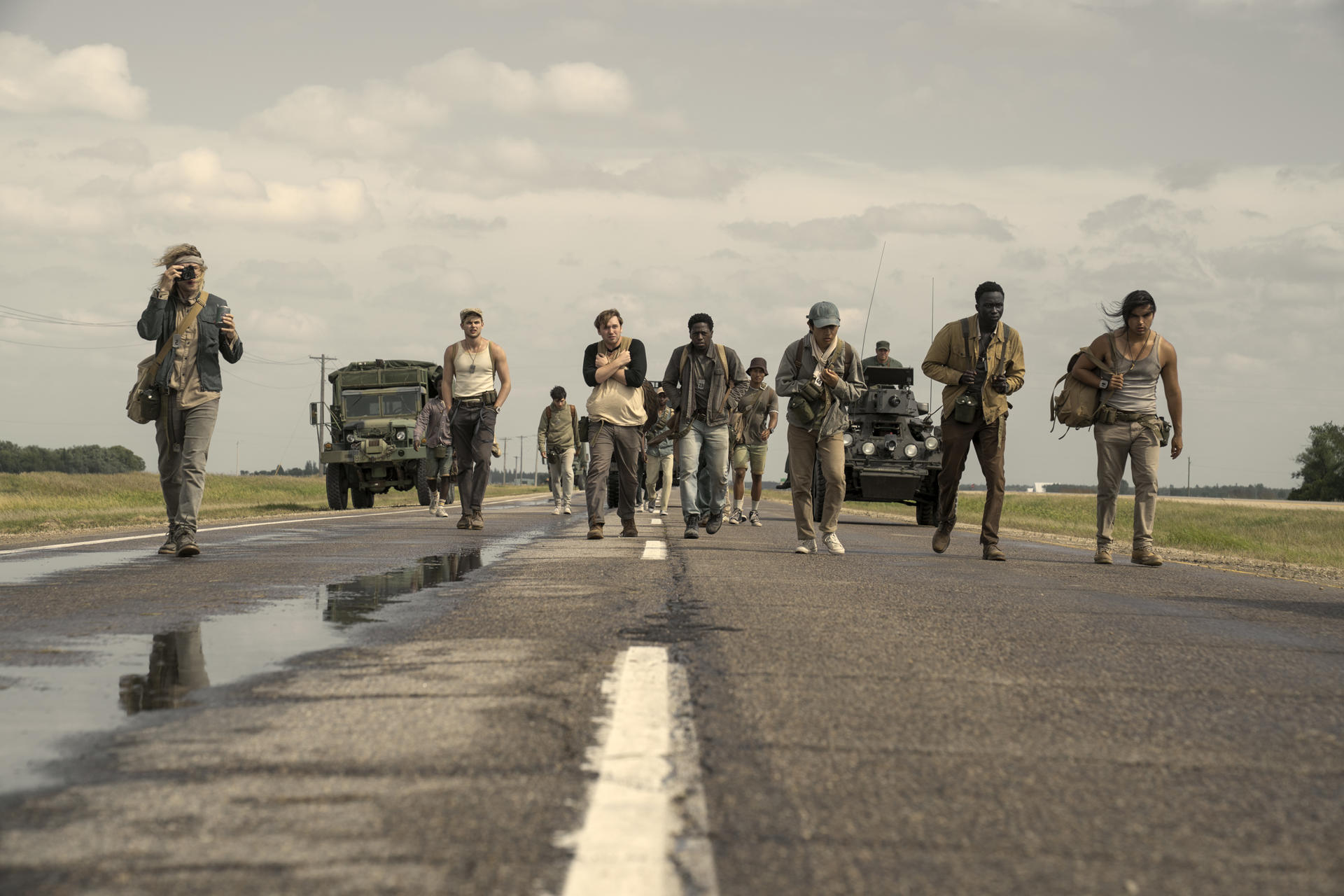 Fotograma cedido por Lionsgate donde aparecen de izquierda a derecha, Charlie Plummer como Barkovitch, Garrett Wareing como Stebbins, Cooper Hoffman como Garraty, David Jonsson como McVries, Ben Wang como Olson, Tut Nyuot como Baker, y Joshua Odjick como Parker, durante una escena de la película 'The Long Walk' que se estrena este viernes en las salas de cine. EFE/Murray Close/Lionsgate /