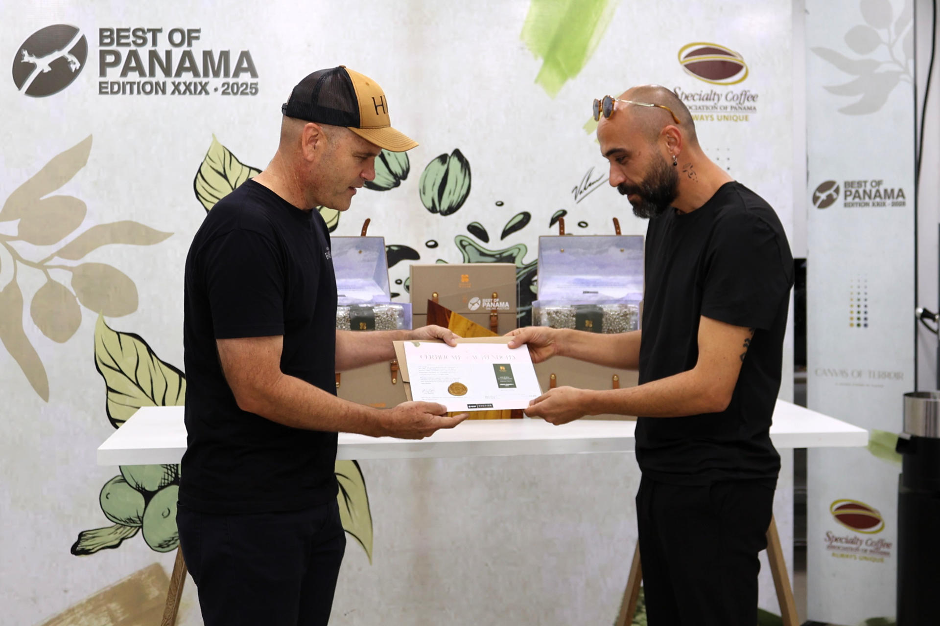 Daniel Peterson (I), de la Hacienda La Esmeralda, y Serkan Sağsöz, de Julith Coffee, durante el acto de entrega del café este jueves, en Boquete (Panamá). EFE/ Marcelino Rosario
