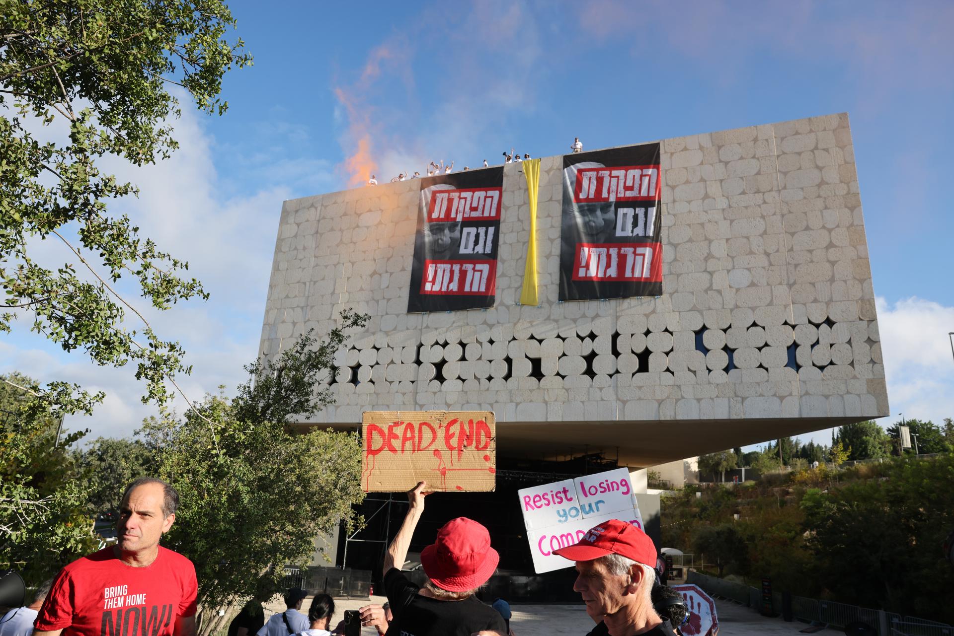 Manifestantes isrelíes cuelgan carteles en hebreo con las palabras "abandonados y también asesinados" en una manifestación pidiendo al gobierno que firme un acuerdo de liberación de rehenes y alto el fuego en Jerusalén, Israel, el 3 de septiembre de 2025. EFE/EPA/ABIR SULTAN