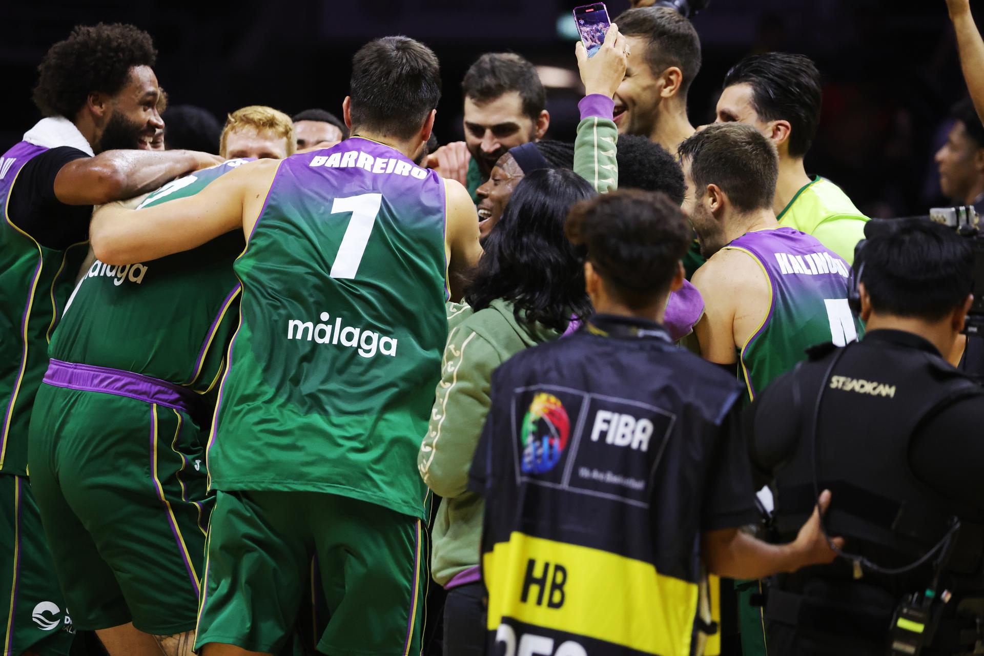 Los jugadores del Unicaja celebran tras ganar la final de la Copa Intercontinental FIBA 2025 de baloncesto entre el NBA G League United y el Unicaja en el Singapore Indoor Stadium de Singapur, el 21 de septiembre de 2025. (Baloncesto, Singapur). EFE/EPA/HOW HWEE YOUNG