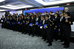 Pilotos posan en un evento de Copa Airlines este lunes, en Ciudad de Panamá (Panamá). EFE/ Bienvenido Velasco