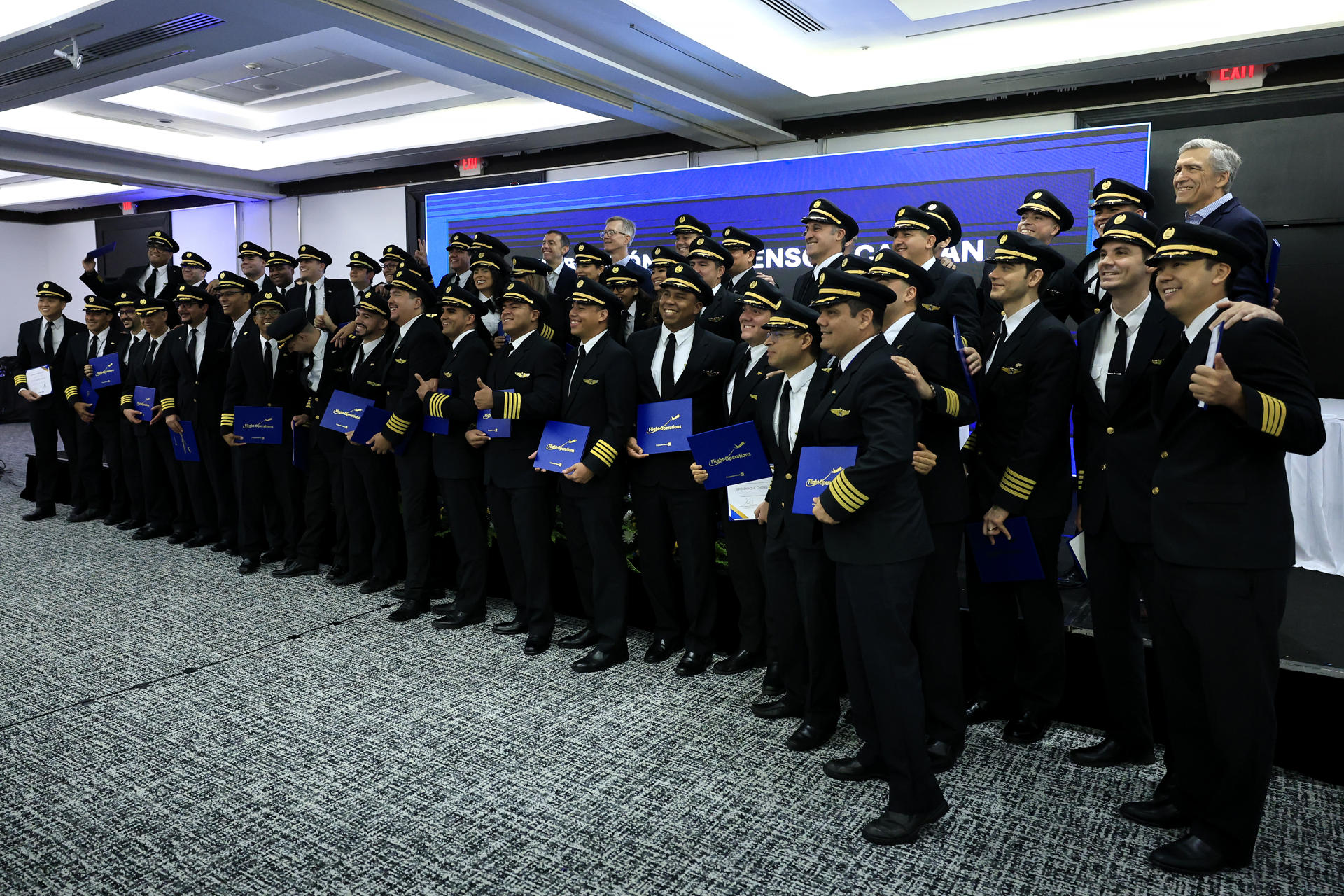 Pilotos posan en un evento de Copa Airlines este lunes, en Ciudad de Panamá (Panamá). EFE/ Bienvenido Velasco
