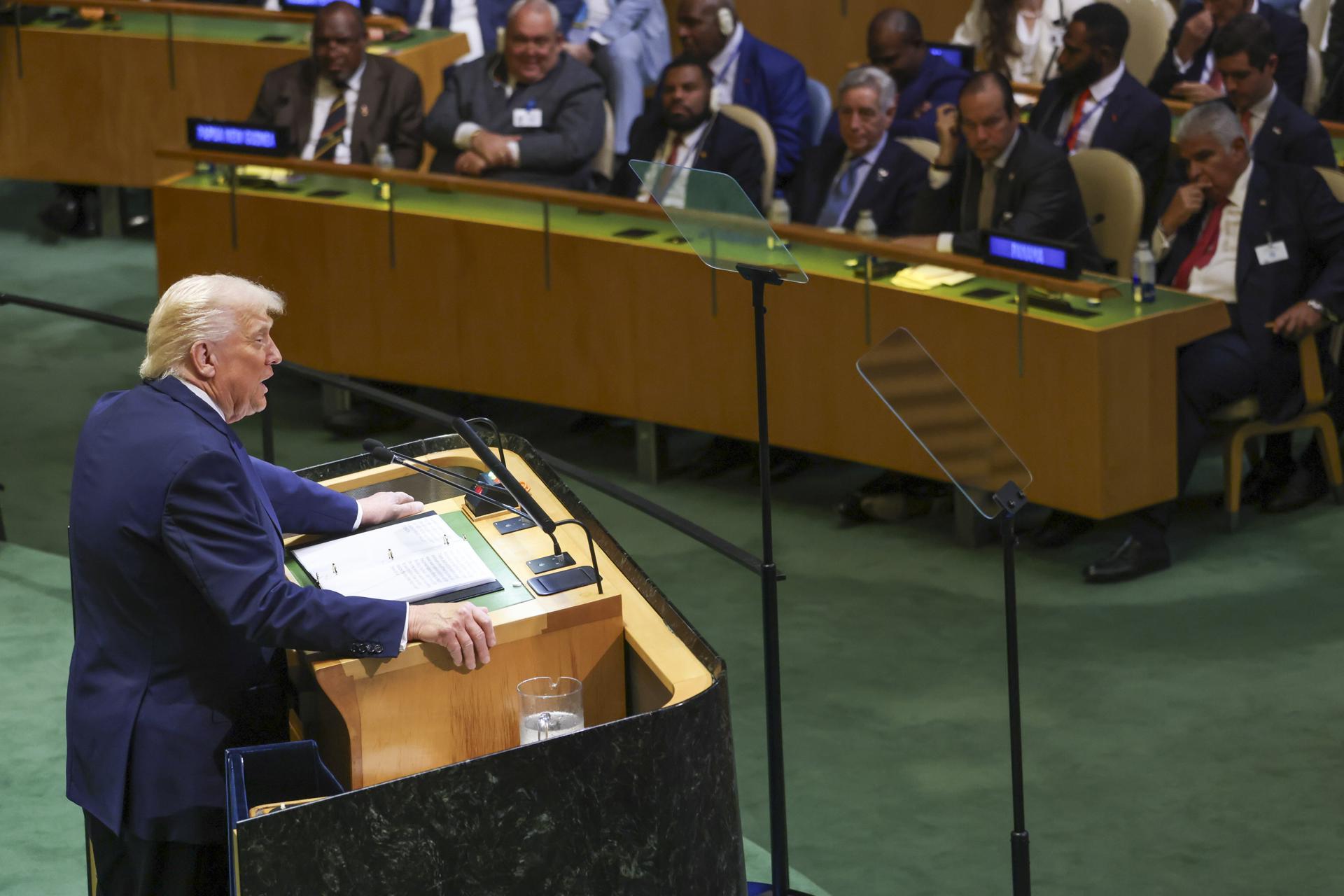 El presidente de Estados Unidos, Donald Trump (i), habla durante el debate general del 80 periodo de sesiones de la Asamblea General de las Naciones Unidas (AGNU), en Nueva York, el 23 de septiembre de 2025. EFE/SARAH YENESEL