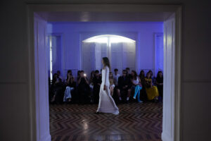 Una modelo luce las creaciones de E.R.A.X, de la diseñadora Claudia Romero este martes en el Palacio de Santa Bárbara (Madrid) . EFE/ Borja Sanchez-trillo