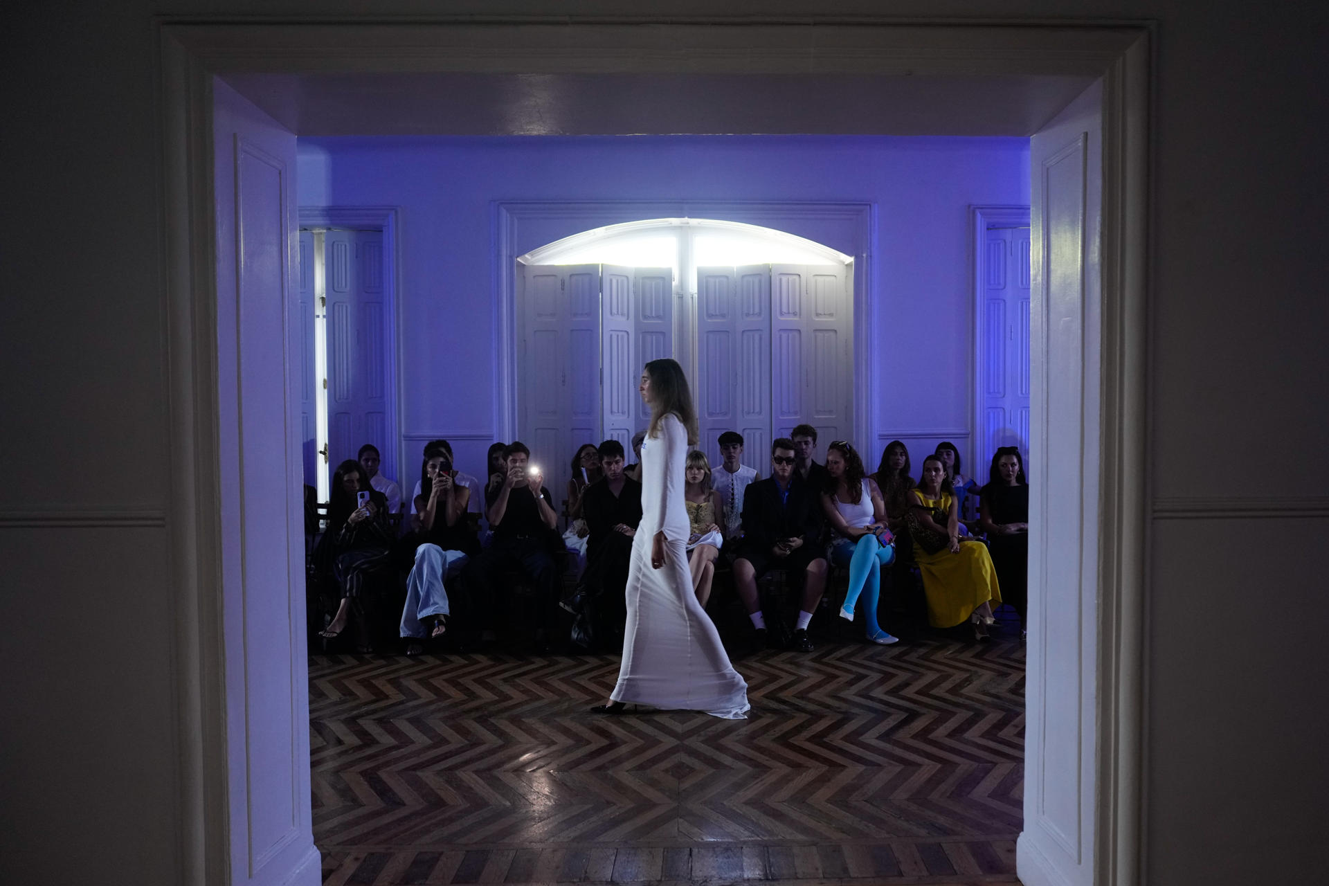 Una modelo luce las creaciones de E.R.A.X, de la diseñadora Claudia Romero este martes en el Palacio de Santa Bárbara (Madrid) . EFE/ Borja Sanchez-trillo