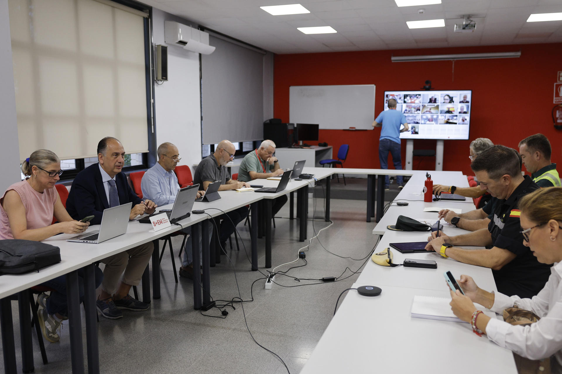 El conseller de Emergencias e Interior en la Comunitat Valenciana, Juan Carlos Valderrama (2i), se reúne con los organismos implicados en la gestión de emergencias ante el reciente episodio de lluvias, este martes en el Centro de Coordinación de Emergencias de L'Eliana (Valencia). Valderrama ha informado de que la alerta naranja por lluvias y tormentas en la provincia de Castellón, el interior sur de Valencia y Alicante se va a mantener hasta mañana y ha pedido a la población "máxima prudencia" en las carreteras y evitar zonas inundables. EFE/ Kai Försterling
