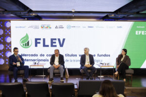 De izquierda a derecha, el reportero de Times Brasil CNBC, Léo Valente, el maestro en física y colaborador de Climainfo Shigueo Watanabe, el secretario ejecutivo de la Asociación Brasileña de Desarrollo, André Godoy, y la especialista de Carbono del Instituto Amazônia +21, Amanda Frizzo, durante el III Foro Latinoamericano de Economía Verde (FLEV) este jueves, en São Paulo (Brasil). EFE/ Isaac Fontana