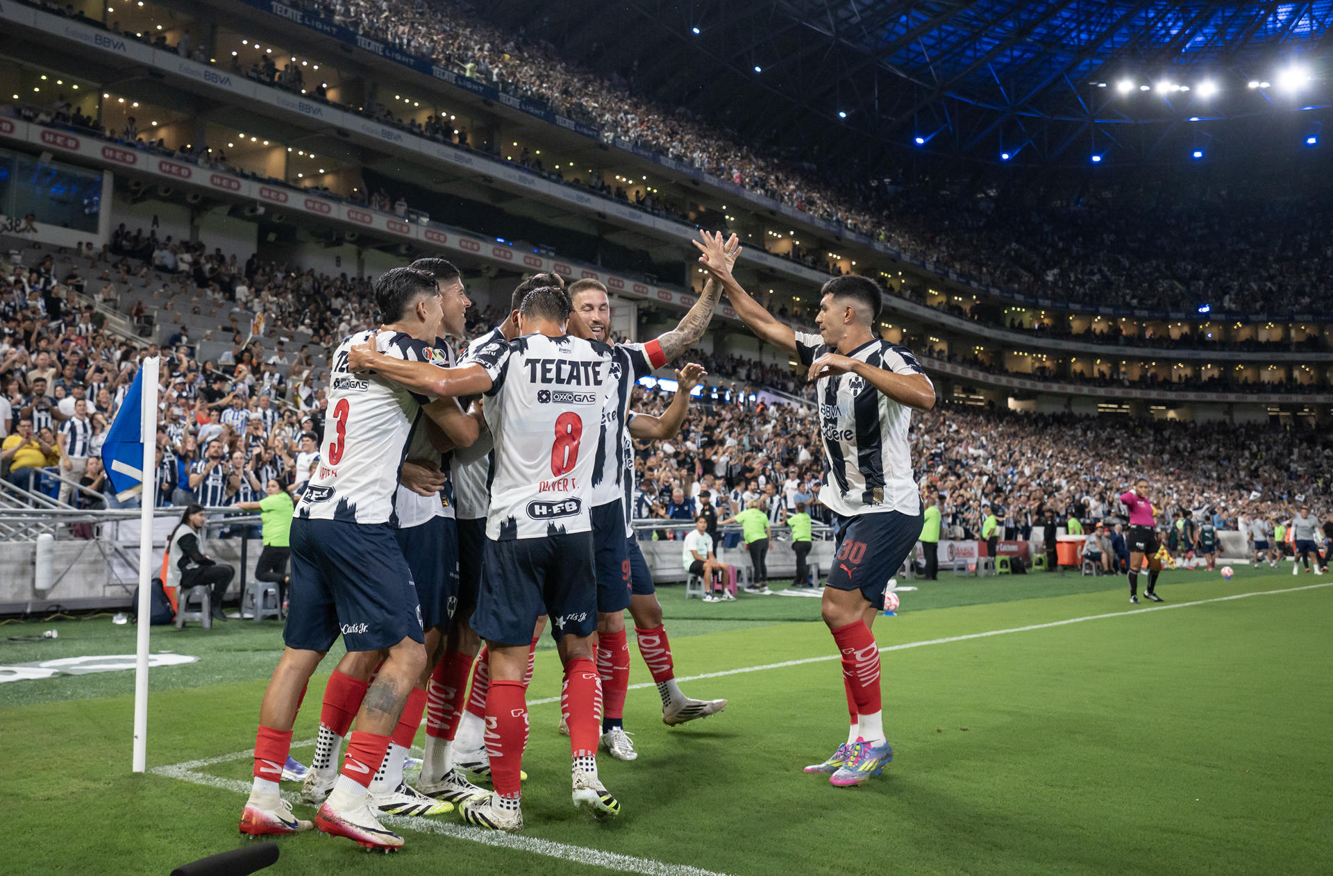 Jugadores de Monterrey celebran un gol en un partido de la Liga MX entre Monterrey y América en el estadio BBVA, en Monterrey (México). EFE/ Miguel Sierra