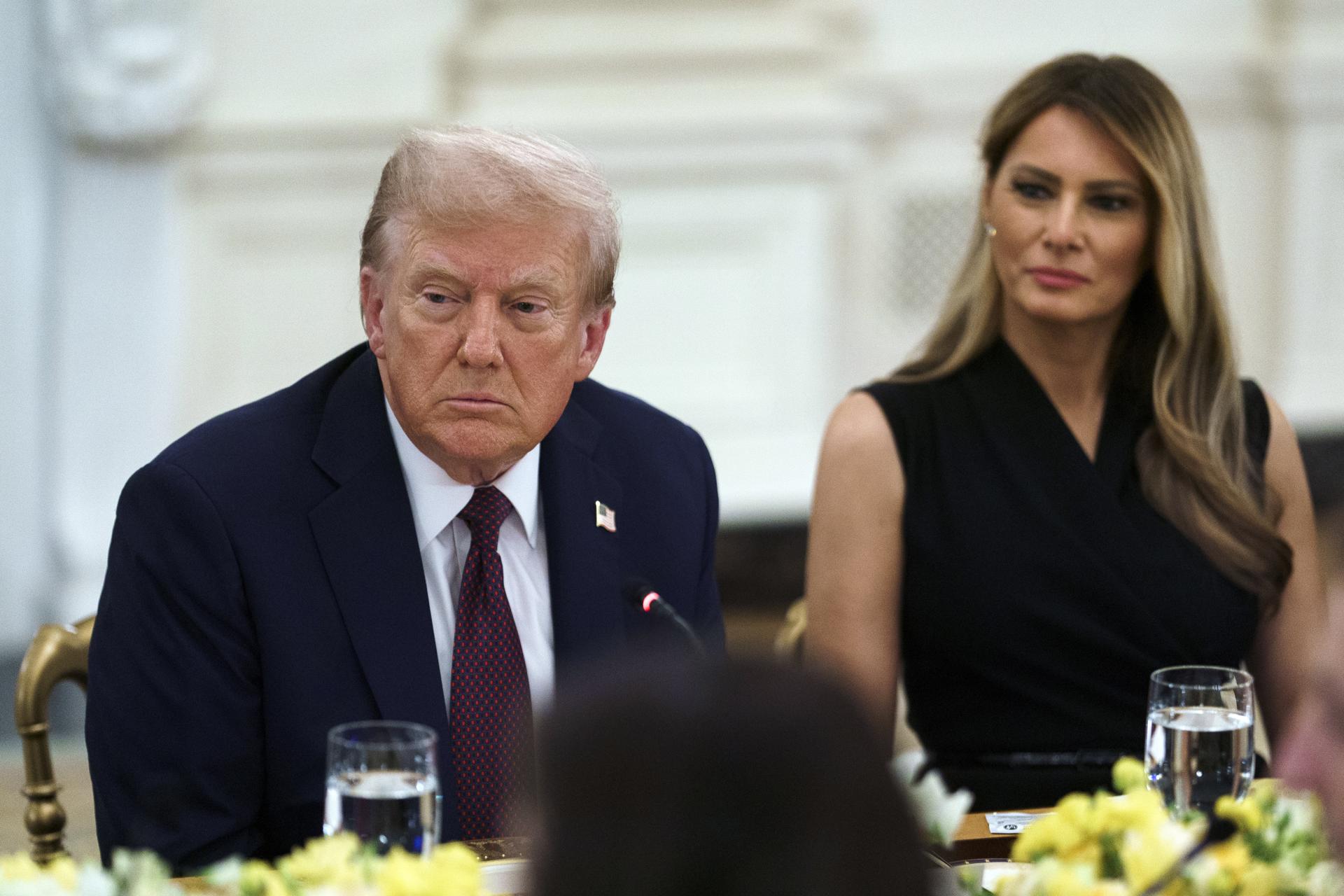 El presidente de EE.UU. Donald Trum y la primera dama Melania Trump durante una cena organizada por el presidente Trump con líderes del sector tecnológico de EE.UU. en la Casa Blanca, en Washington (EE.UU.). EFE/EPA/WILL OLIVER / POOL