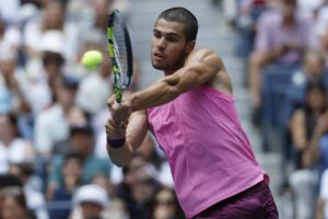 El español Carlos Alcaraz en acción contra el checo Jiri Lehecka durante los cuartos de final del Abierto de Tenis de Estados Unidos en el Centro Nacional de Tenis USTA Billie Jean King en Flushing Meadows, Nueva York (EE.UU.). EFE/JOHN G. MABANGLO