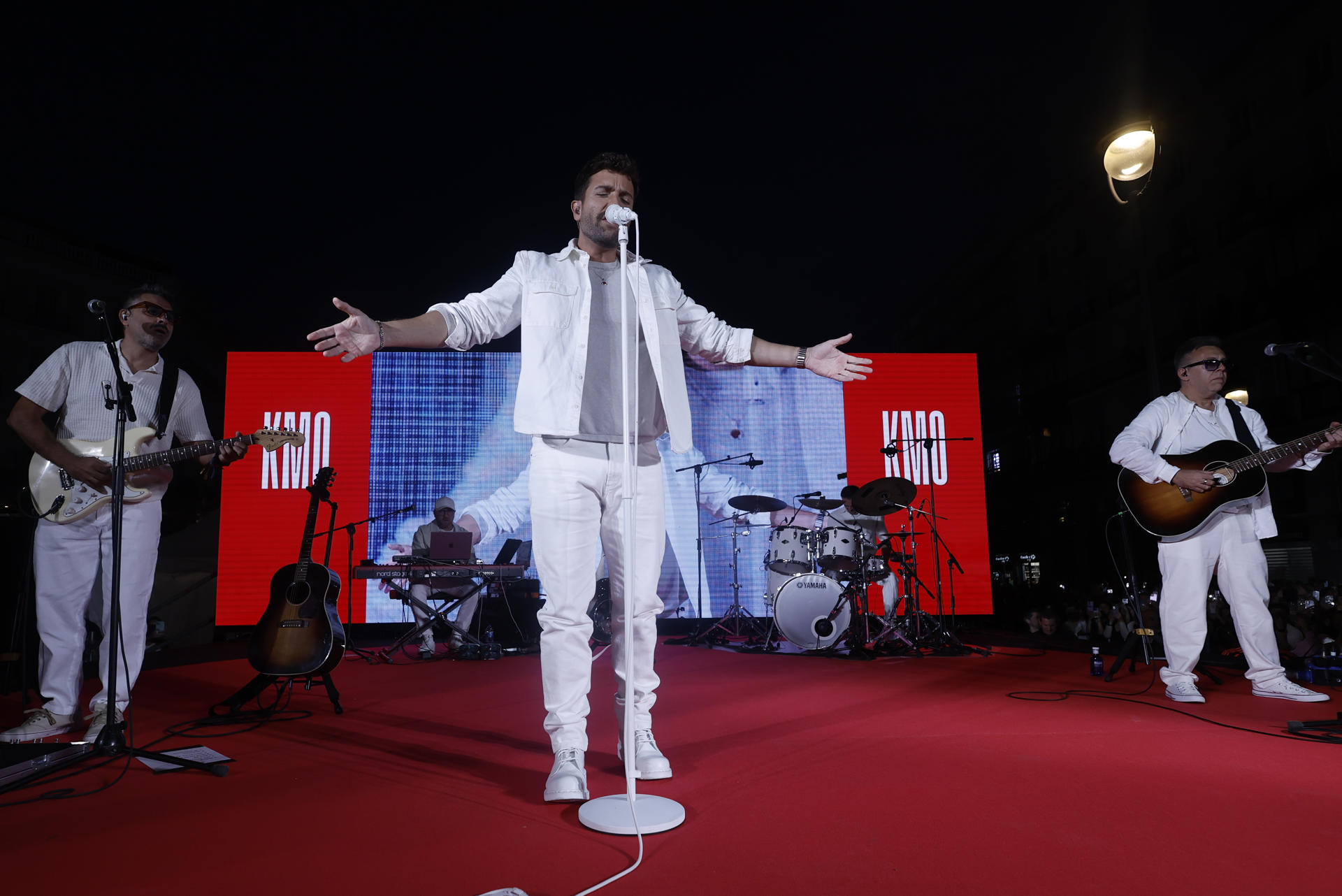 El músico y cantante Pablo Alborán durante el concierto que ha ofrecido hoy martes en la Puerta del Sol de Madrid presentando su último trabajo ´Km 0´. EFE / Sergio Pérez.
