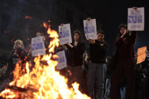 Personas sostienen carteles durante una manifestación este miércoles, en Buenos Aires (Argentina). EFE/ Adan González