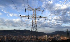 Una torre de transporte de energía perteneciente a red eléctrica, con la ciudad de Bilbao al fondo, en una imagen de archivo. EFE/LUIS TEJIDO