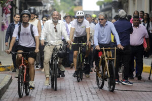 El ministro consejero de la Embajada de España en Panamá, Jorge Peralta (4-i), y el embajador de Países Bajos en Panamá, Sander Cohen (3-d), fueron captados este lunes, 22 de septiembre, al participar de un recorrido en bicicleta por el centro histórico de Ciudad de Panamá, durante la conmemoración del Día Internacional sin Auto, en la capital panameña. EFE/Carlos Lemos