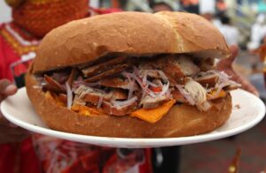 Fotografía de panes con chicharrón este jueves, en Lima (Perú). EFE/Paolo Aguilar