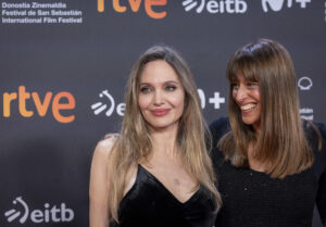 La actriz Angelina Jolie (izquierda) y la directora Alice Winocour (derecha) este domingo en la presentación de la película 'Couture' en el Festival Internacional de Cine de San Sebastián. EFE/Javier Etxezarreta