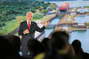 AME106. CIUDAD DE PANAMÁ (PANAMÁ), 16/09/2025.- El administrador de la Autoridad del canal de Panamá, Ricaurte Vázquez Morales, habla durante la presentación 'Canal de Panamá: Visión del futuro' este martes, en Ciudad de Panamá (Panamá). La Autoridad del Canal de Panamá (ACP) iniciará el próximo jueves los primeros acercamientos con el mercado para avanzar en la construcción de un gasoducto, una obra estratégica valorada entre 2.000 y 8.000 millones de dólares que busca diversificar las operaciones de la vía y fortalecer su competitividad. EFE/ Bienvenido Velasco