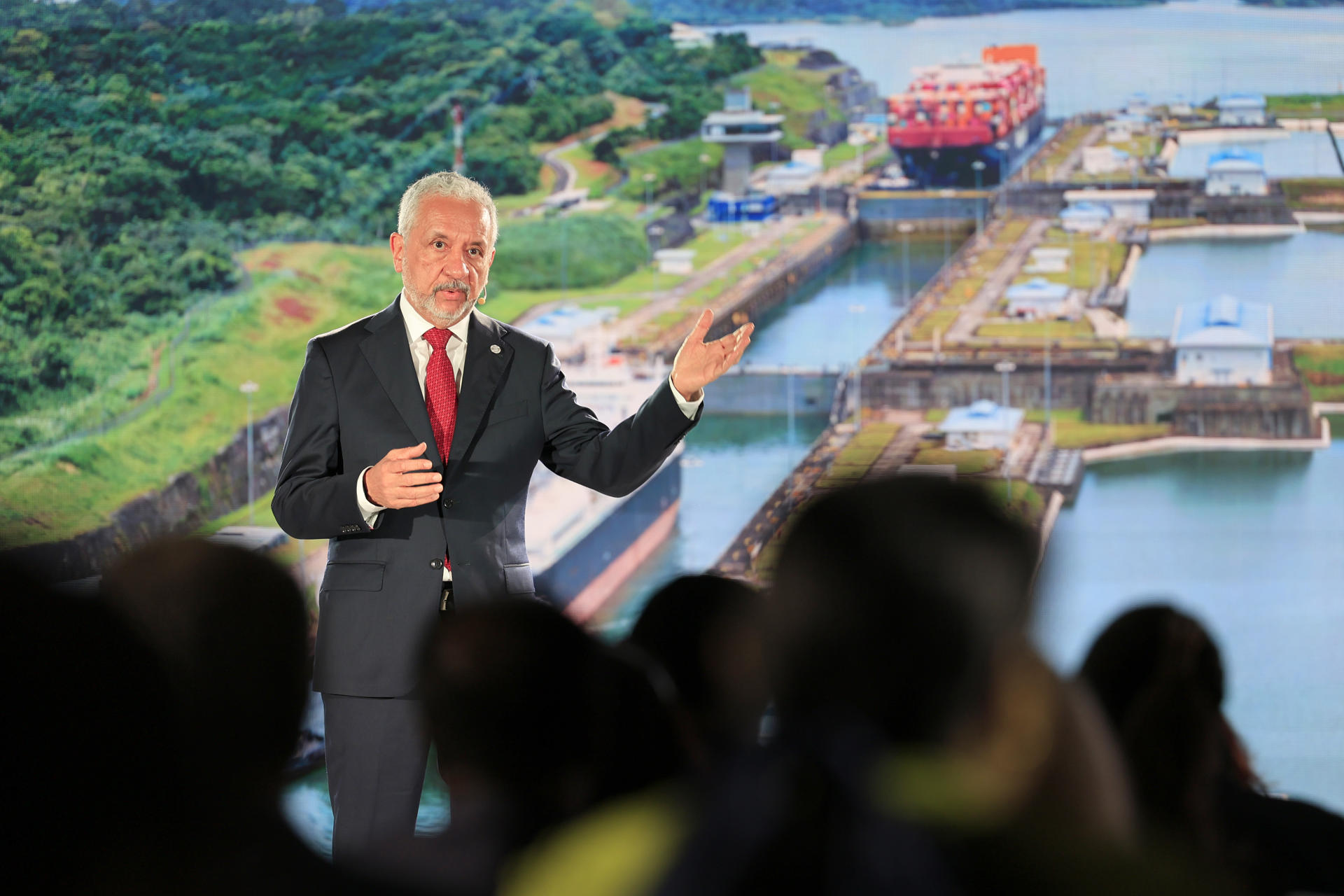 AME106. CIUDAD DE PANAMÁ (PANAMÁ), 16/09/2025.- El administrador de la Autoridad del canal de Panamá, Ricaurte Vázquez Morales, habla durante la presentación 'Canal de Panamá: Visión del futuro' este martes, en Ciudad de Panamá (Panamá). La Autoridad del Canal de Panamá (ACP) iniciará el próximo jueves los primeros acercamientos con el mercado para avanzar en la construcción de un gasoducto, una obra estratégica valorada entre 2.000 y 8.000 millones de dólares que busca diversificar las operaciones de la vía y fortalecer su competitividad. EFE/ Bienvenido Velasco
