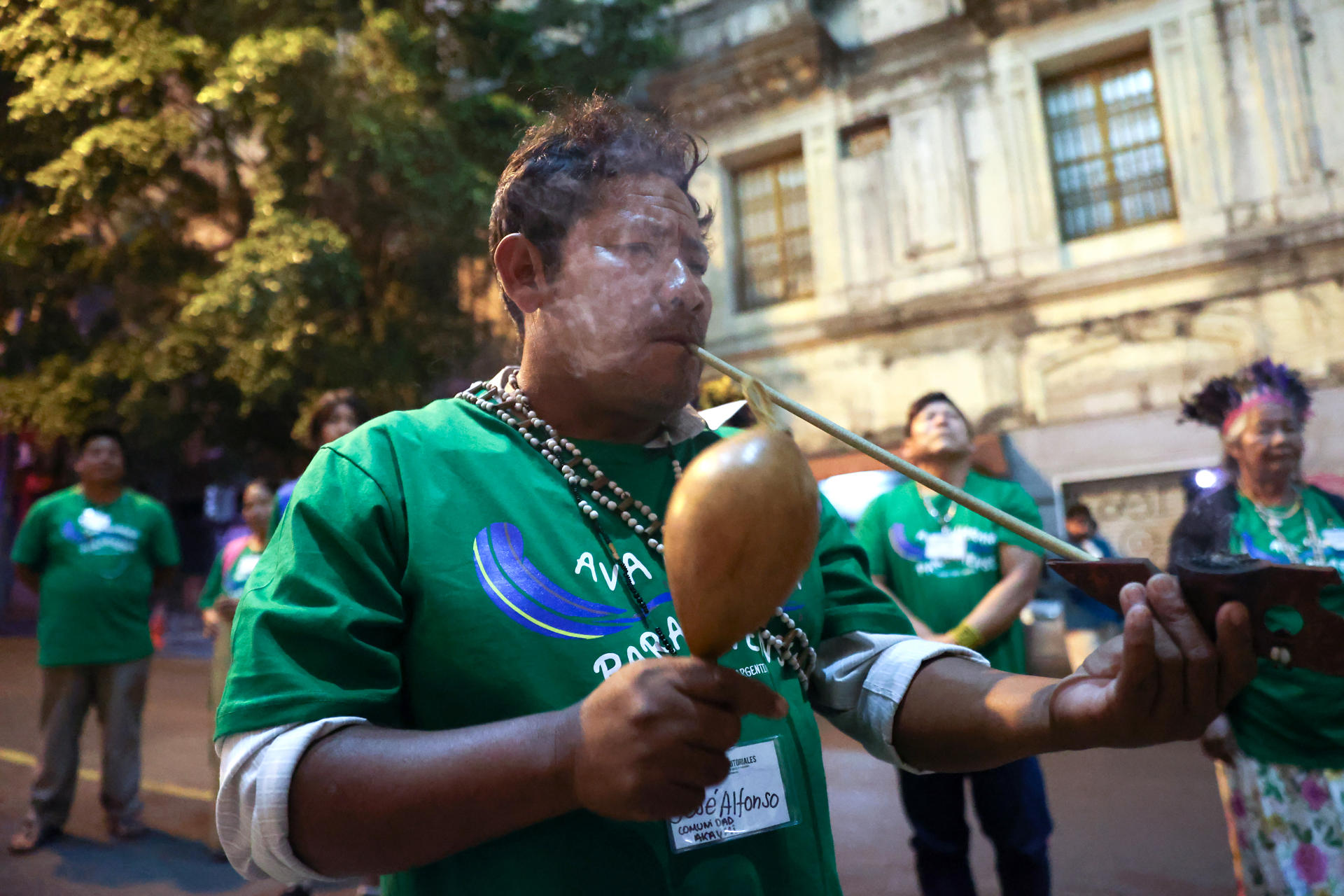 Integrantes de la comunidad indígena Ava Guaraní Paranaense interpretan instrumentos durante una manifestación este jueves, frente al frente al Ministerio de Relaciones Exteriores, en Asunción (Paraguay). EFE/ Juan Pablo Pino
