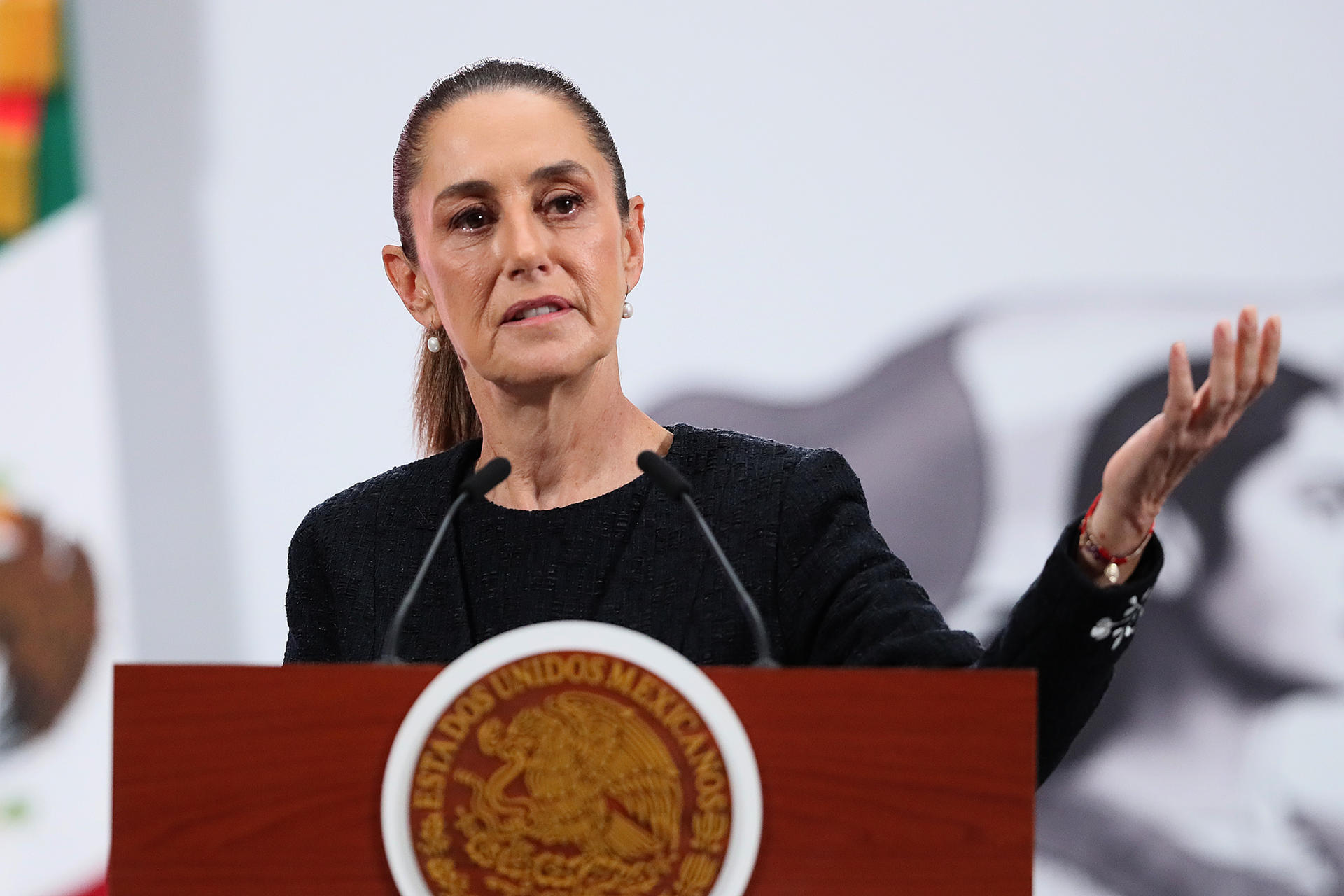La presidenta de México, Claudia Sheinbaum, habla durante una rueda de prensa este viernes, en el Palacio Nacional de la Ciudad de México (México). EFE/ Mario Guzmán
