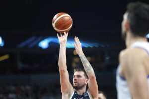 El esloveno Luka Doncic, lanza a canasta durante el partido de cuartos de cuartos de final contra Italia en el EuroBasket 2025 disputado en Riga, Letonia. EFE/TOMS KALNINS