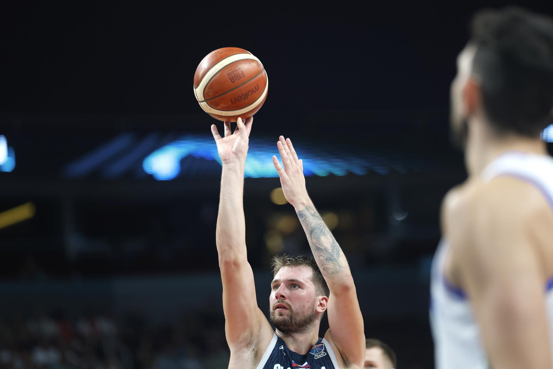 El esloveno Luka Doncic, lanza a canasta durante el partido de cuartos de cuartos de final contra Italia en el EuroBasket 2025 disputado en Riga, Letonia. EFE/TOMS KALNINS
