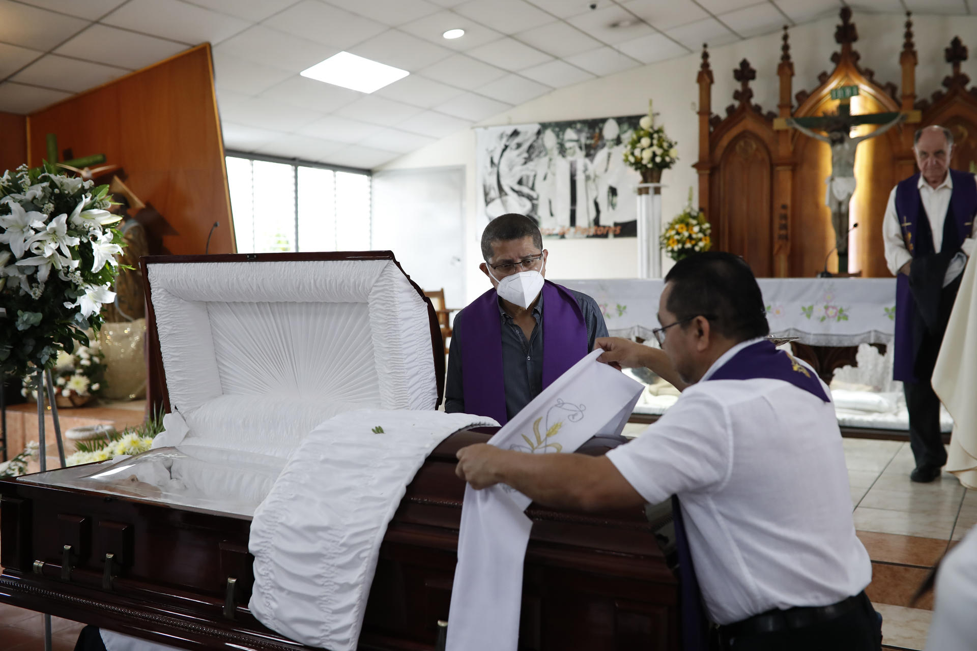 Un sacerdote coloca una estola sobre el ataúd del jesuita José María Tojeira este martes, en la parroquia El Carmen, en Santa Tecla (El Salvador). EFE/ Rodrigo Sura