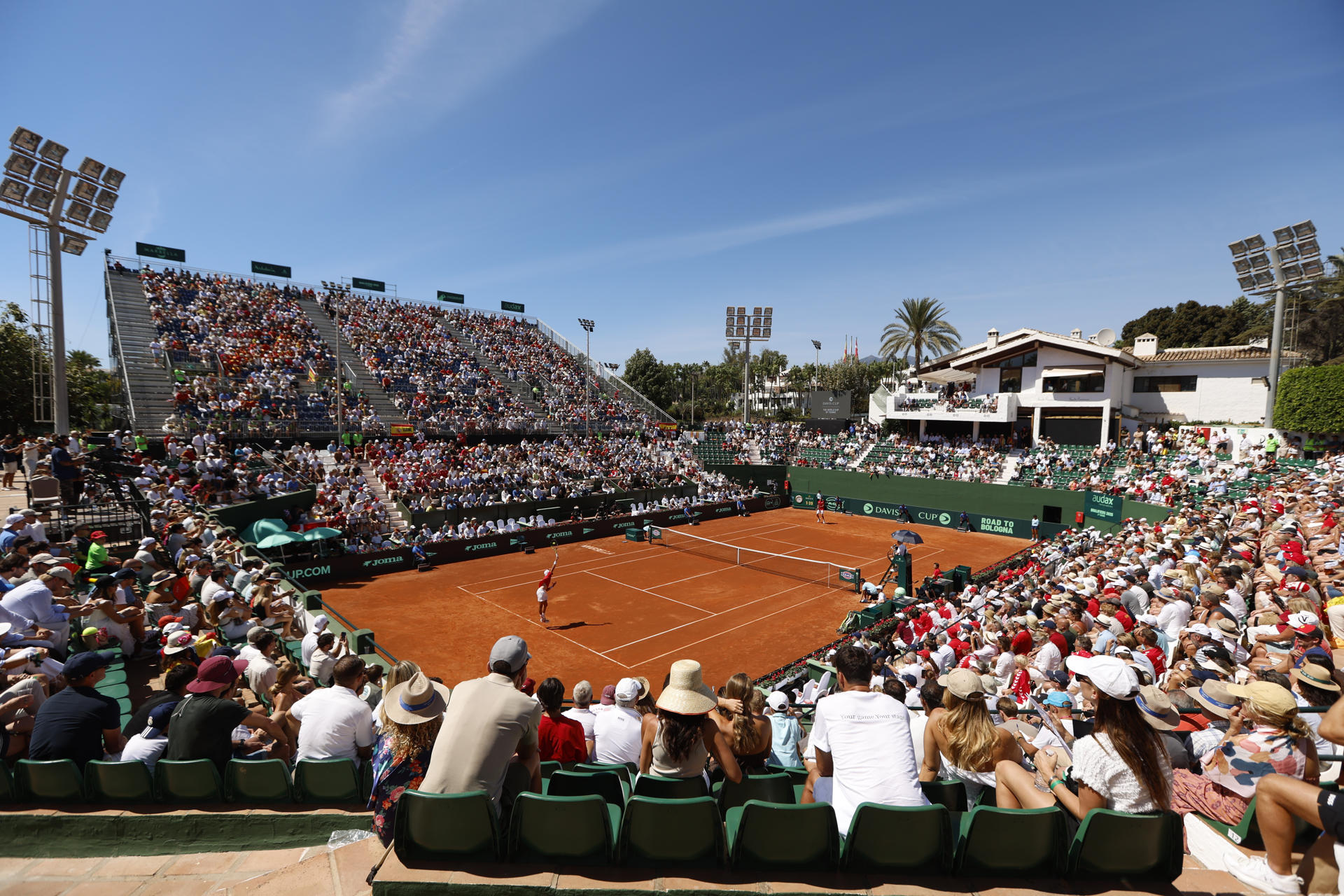 Vista general durante el partido entre el tenista danés Holger Rune y el español Pablo Carreño en la segunda ronda clasificatoria de la Copa Davis, este sábado en el club de tenis Puente Romano en Marbella. Rune ganó por 5-7 y 3-6. EFE/ Jorge Zapata