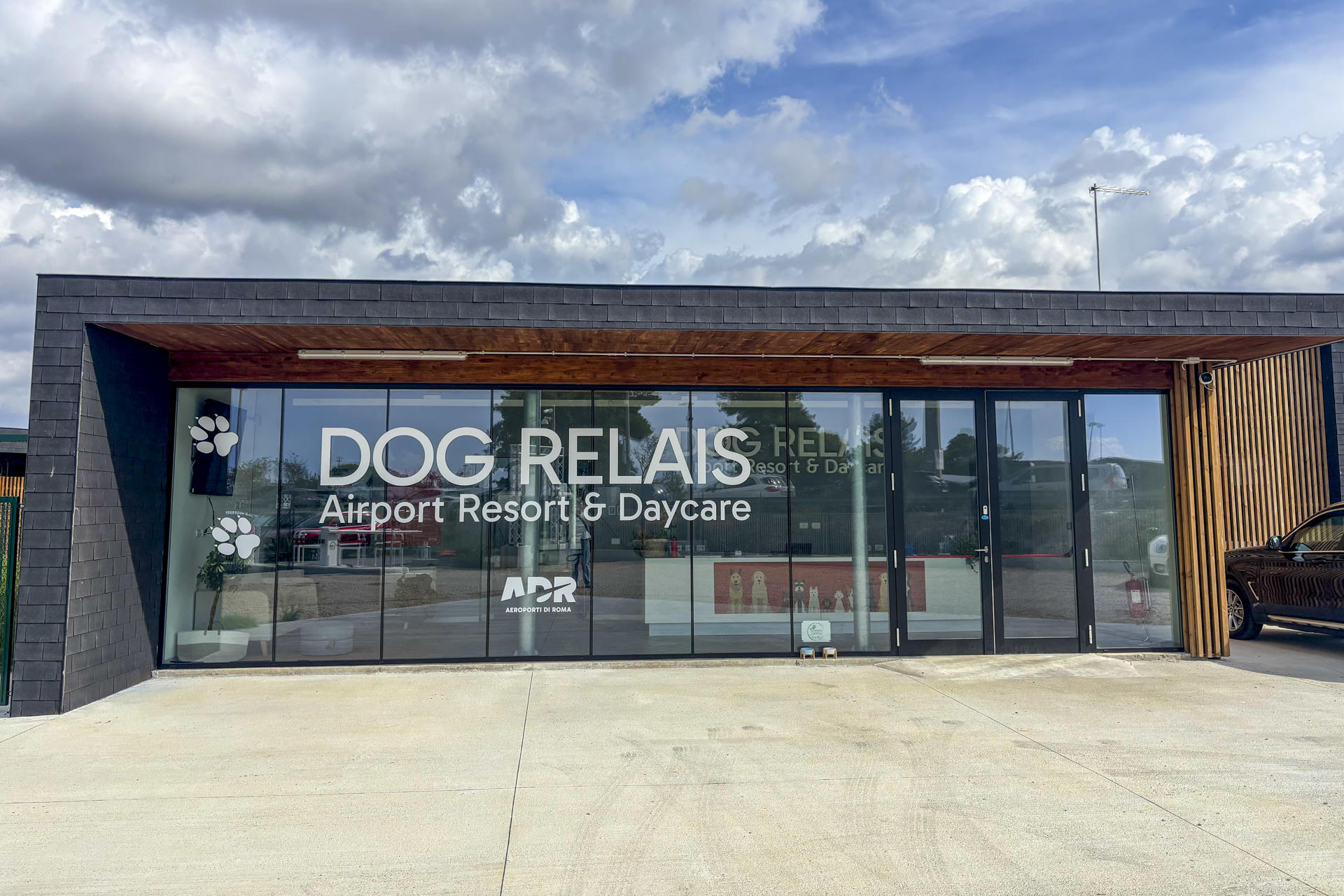 Aromaterapia para los animales, videollamadas con sus dueños o incluso teleasistencia: así es el Dog Relais (en la imagen), el nuevo hotel exclusivo para perros en el principal aeropuerto de Roma, pionero en Italia dentro de un recinto aeroportuario y presentado como "el más grande del mundo". EFE/ Carlos Expósito
