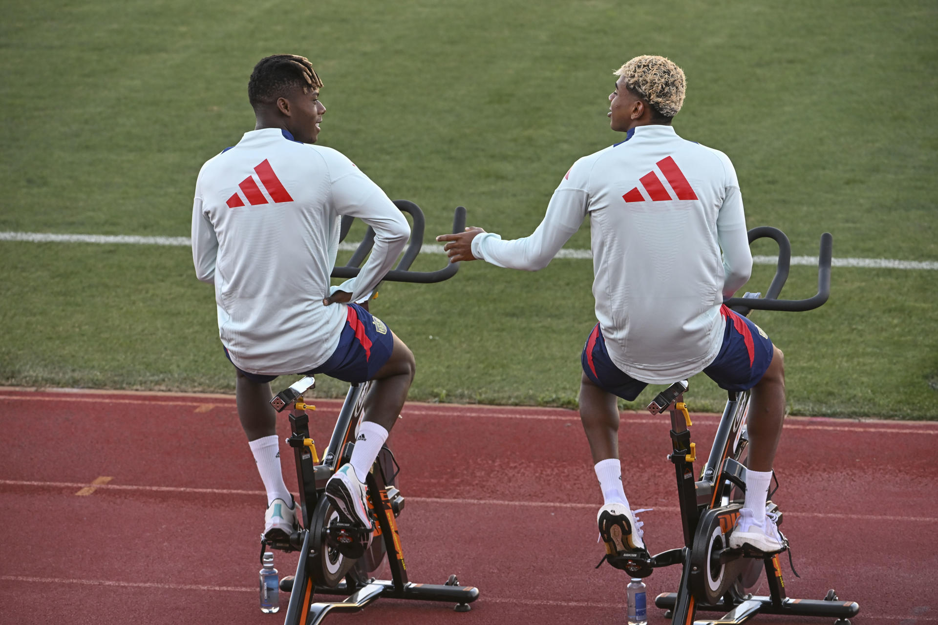 Los delanteros de la selección española Lamine Yamal (d) y Nico Williams (i) durante el entrenamiento de este lunes en la Ciudad del Fútbol de Las Rozas, en Madrid, para preparar los partidos de clasificación del Mundial 2026. EFE/ Fernando Villar